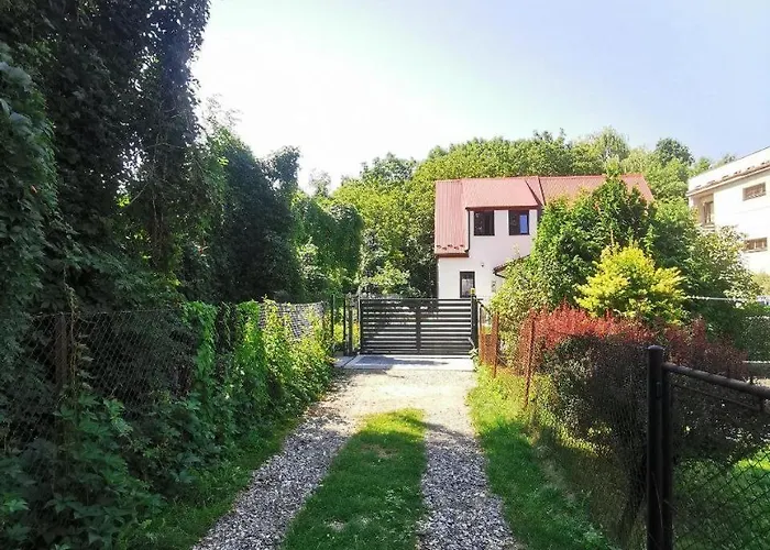 Dom Z Ogrodem I Prywatnym Parkingiem W Krakowie